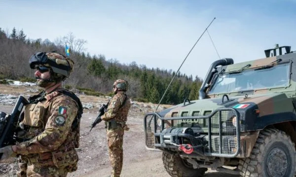 Des soldats italiens effectuent des patrouilles au point frontière entre le Kosovo et la Serbie