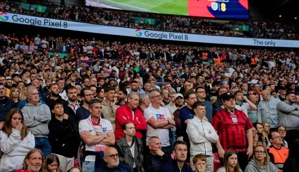 Police allemande alarmée: 500 hooligans serbes prévoient de provoquer des troubles dans le match de l'Angleterre