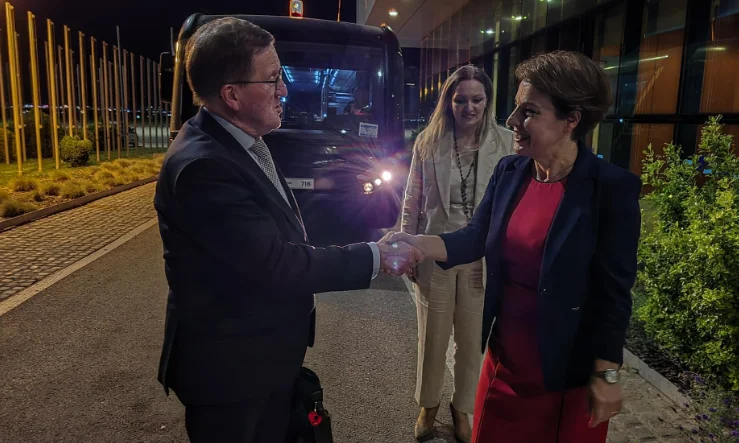 Lord George Robertson arriva in Kosovo
