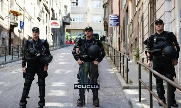 Tre scuole a Sarajevo sono state evacuate dopo i bombardamenti
