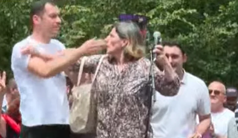 I get the fight between protesters: They take out the citizen's microphone, Adriana Kala pushing it.