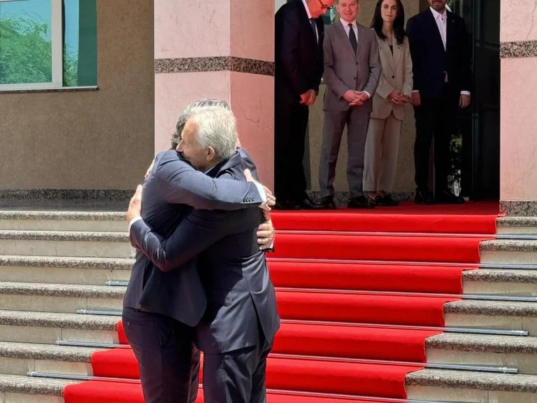 Rams warme Umarmung mit Tony Blair