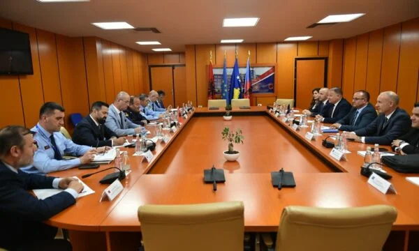La police albanaise et du Kosovo parviennent à un accord pour un service conjoint pendant la saison estivale
