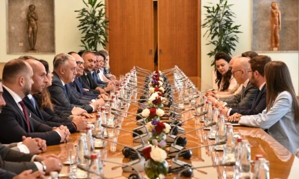 La liste de la Republika Srpska est donnée dans l'Assemblée non serviable. On nous a dit que le Kosovo faisait partie de la Serbie.