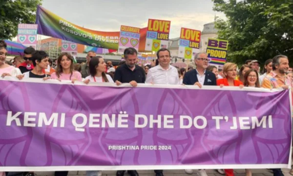 Start “Parade von Crenare”, führen Kurti