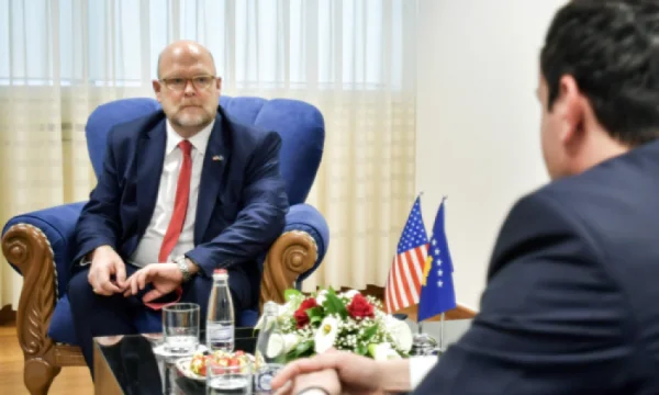 Ambasadori amerikan, Jeff Hovenier i shkon Kurtit në zyrë
