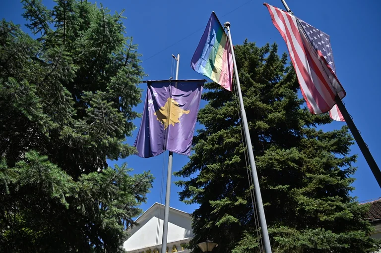 Drapeau LGBBTQI+ relevé dans les installations de réacteurs universitaires