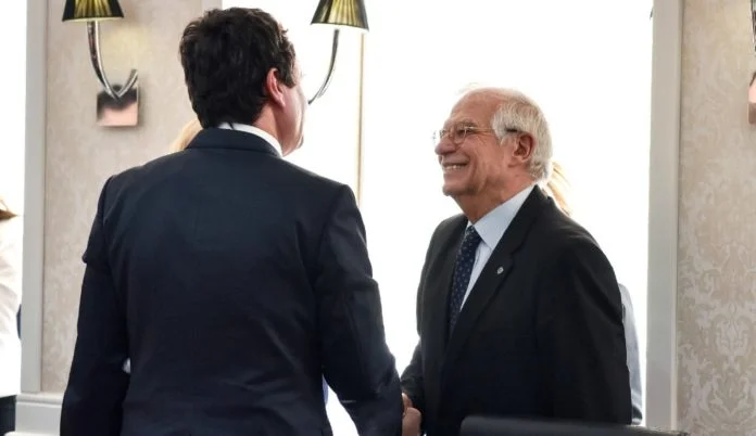 Borrell e uron Albin Kurtin, nuk e lë pa ia përmend dialogun