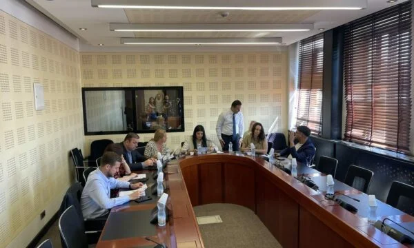 No aprobar proyectos de ley sobre la Comisión para la Integración, la oposición dice que están en consonancia con la legislación de la UE