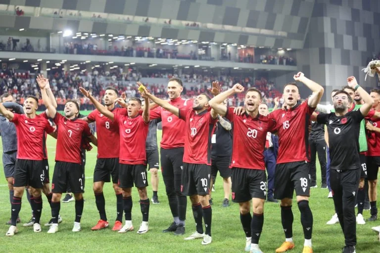 “L'Albania potrebbe essere “Il rinomato medium italiano glorifica i rossi