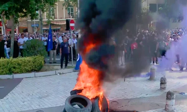 Albanie, protestations de l'opposition devant le Parlement, exigeant le départ du Premier ministre Rama