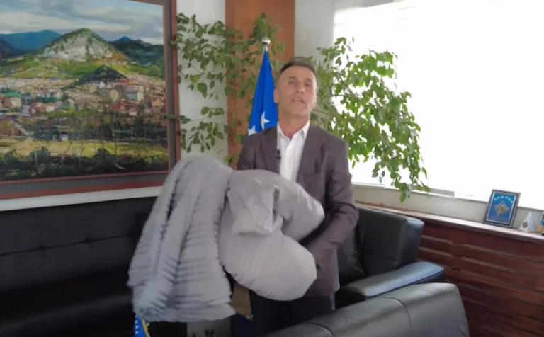 La souveraineté de Kurti dans le nord-ultzim Hetem avec une quille et un oreiller à la main dit à Deutsche Welles : C'est ici que le maire dort.