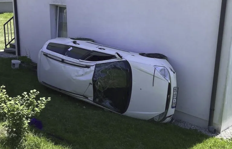 C'est bizarre ! Voiture vole vers Slevovo, se termine sur le mur d'une maison