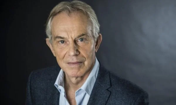 Tony Blair se dirige a la Asamblea de Kosovo el 10 de junio
