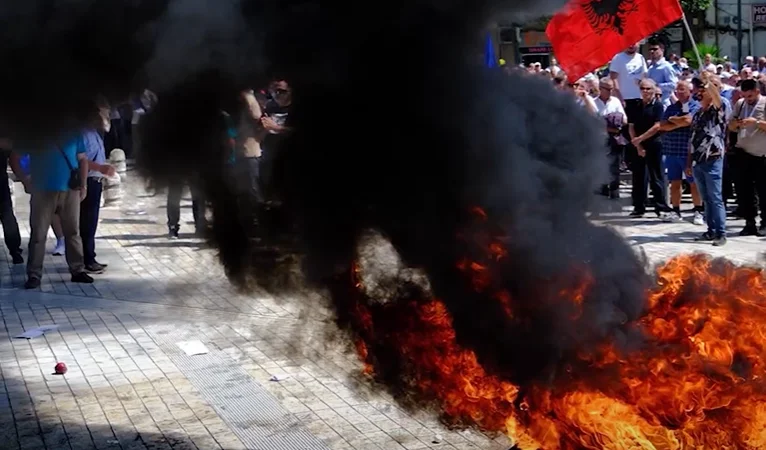 Nous sommes les lions de Sali Berisha : les manifestants violents de Haknon grata] ont blessé deux policiers