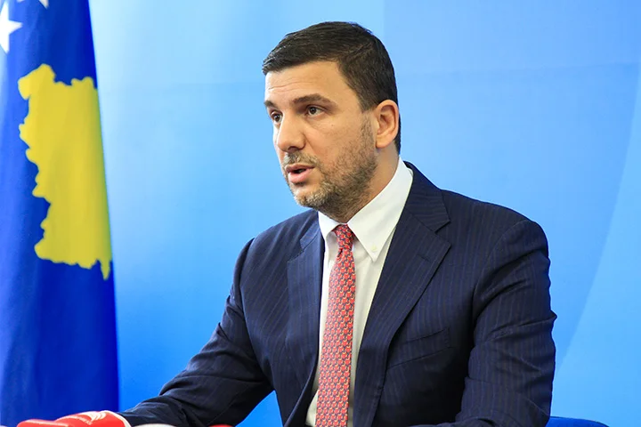 Krasniqi thirrje deputetëve: Të votohet rezoluta për mbështetjen e policisë, vetëm LVV po e kundërshton