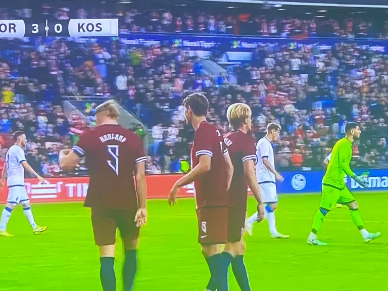 Haaland completa el sombrero en Kosovo