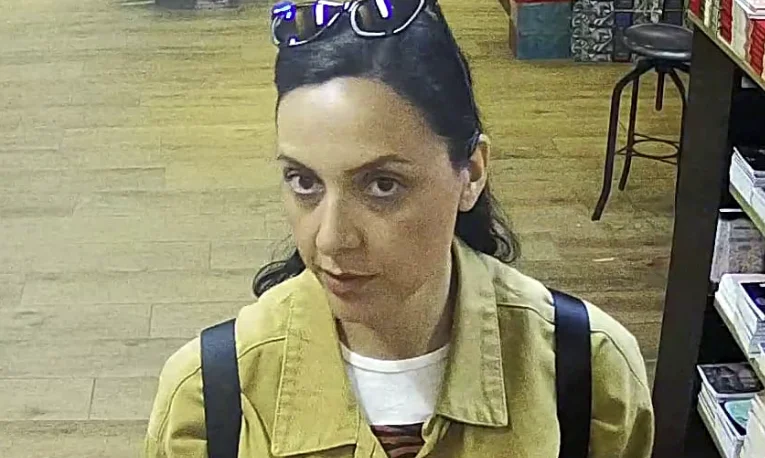La polizia del Kosovo pubblica foto di una donna sospetta di aver rubato