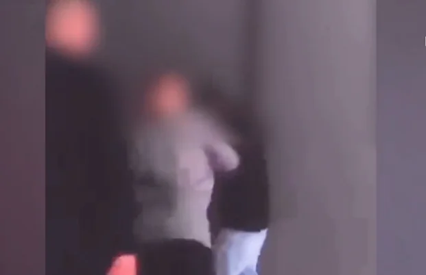 Terrible: Adolescente golpea a sus pares y publica redes sociales, la policía lo identifica