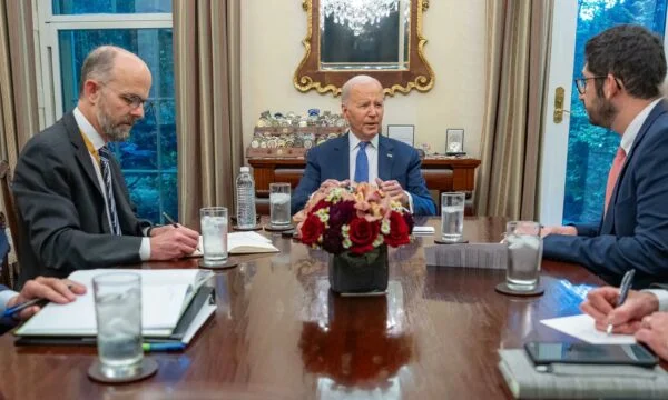 Biden habla en la medalla de Kosovo por su hijo en el gabinete