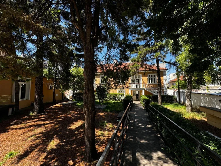 Antigua biblioteca, se abre en Pristina para los amantes del arte de todas las disciplinas artísticas