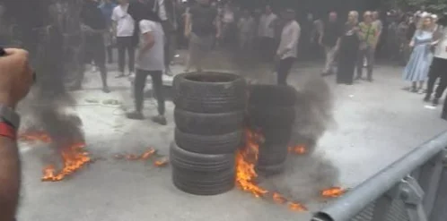 Opposition protests before Tirana City Hall again strained, several car tires burned