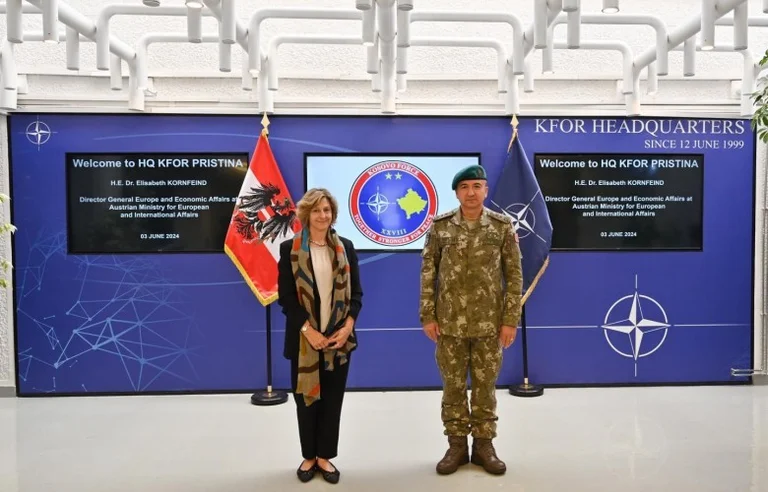 KFOR Commander, Cornfeind diskutieren Sicherheit in Kosovo