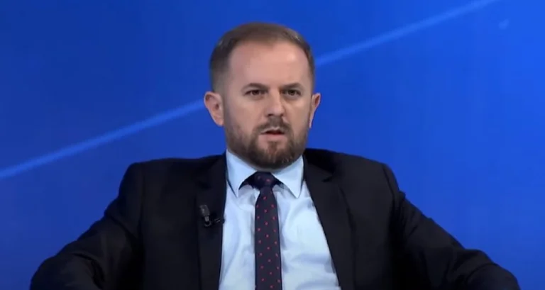 Gazmir Racci a un salaire de 2000 $ : je travaille sur ce travail depuis sept ans.