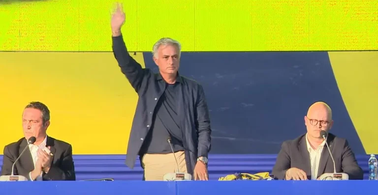 Mourinho es presentado a Fernerbahce: Siento tu amor por mí, tengo gran responsabilidad...