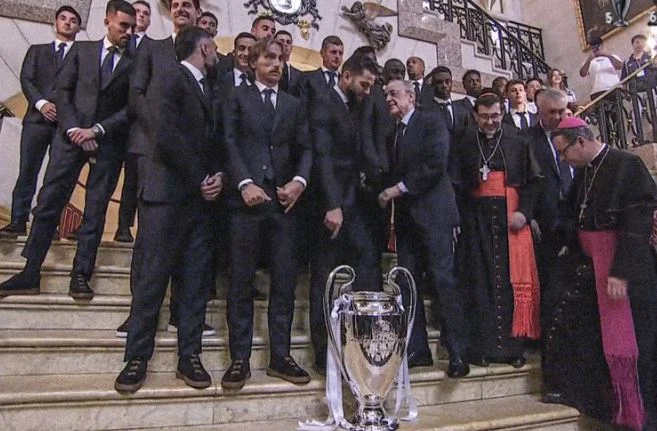 Real Madrid vuelve a Madrid, lleva el título a la catedral