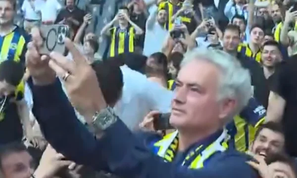 Mourinho se une a los fans en la tribuna, la atmósfera es fantástica