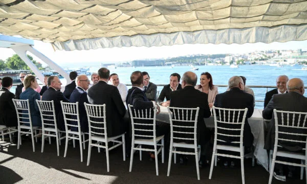 Kurti invita a los empresarios albaneses en Turquía a invertir en Kosovo, diciéndoles que la corriente es gratuita