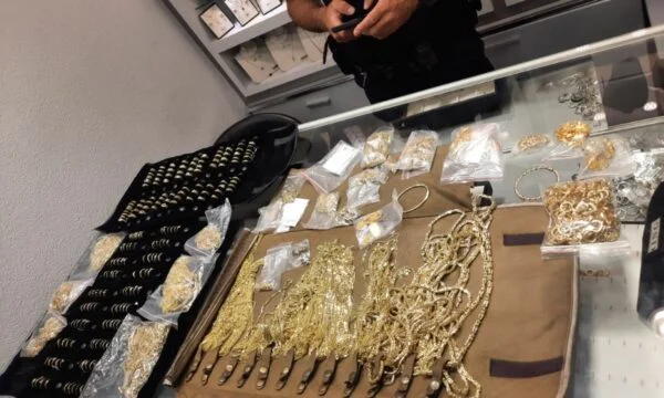 La dogana pubblica fotografie d'oro sequestrate nei reparti di gioielli d'oro di Gjilan