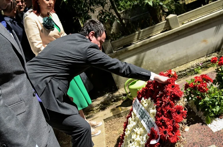 Le distingué “Idéologue et brillant érudit”, Kurt met des fleurs à la tombe de Sami Frasher