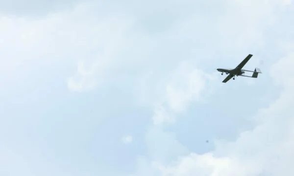 Bayrakes survole Gjakova, Ministre et Commandant de la KSF observent leur opération