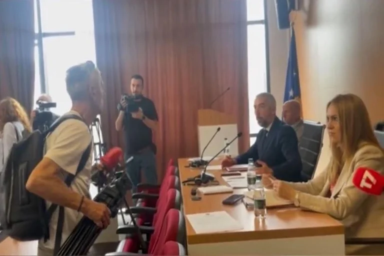 VV) El poder impide el trabajo de los medios en el norte de Mitrovica: No puede transmitir obras del Departamento de la Asamblea de Komunal