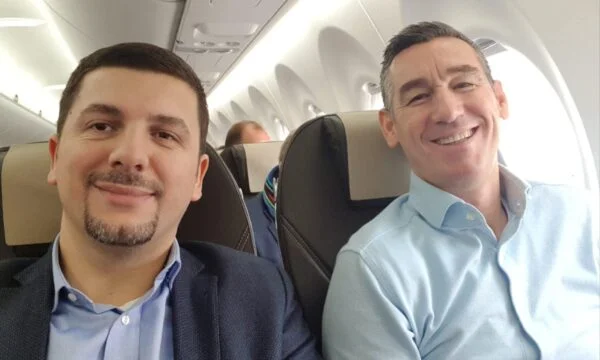 Memli Krasniqi si congratula con Kadri Veselin per il suo compleanno: il sole sorgerà di nuovo