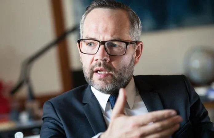 Roth déçu La Serbie continue de déréglementationr les criminels de guerre et de nier le génocide
