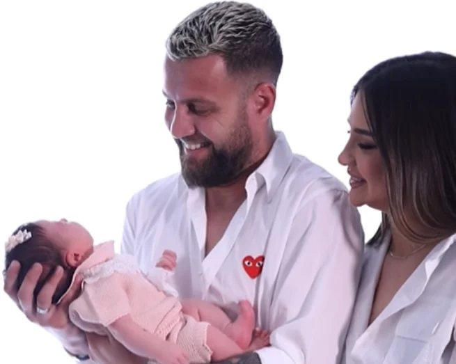 Luiz und Ciara entdecken zuerst das Porträt ihrer Tochter