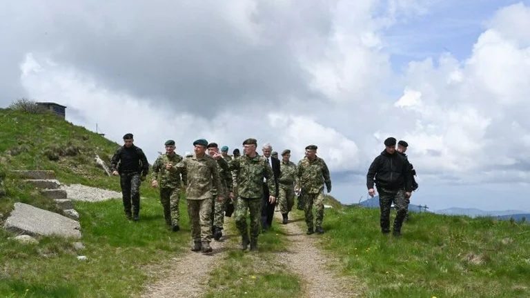 Entretiens de la KFOR avec le commandant serbe des patrouilles synchronisées le long de la frontière