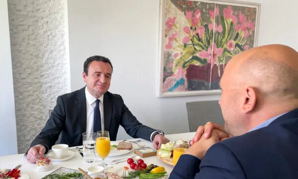 Dopo che Osman e Kurti si incontrano con Sarraz, parlare del processo di Berlino
