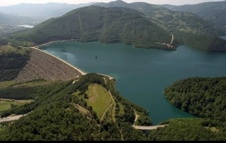 Lago Ujman ya con símbolos oficiales de Kosovo