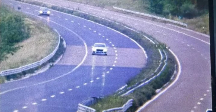 Die Polizei verurteilt den Fahrer auf 500 Euro.