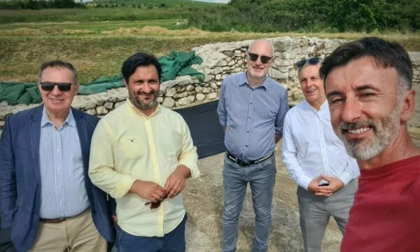 Embajador alemán y francés Ir a Cline, donde una villa de la era romana fue excavada