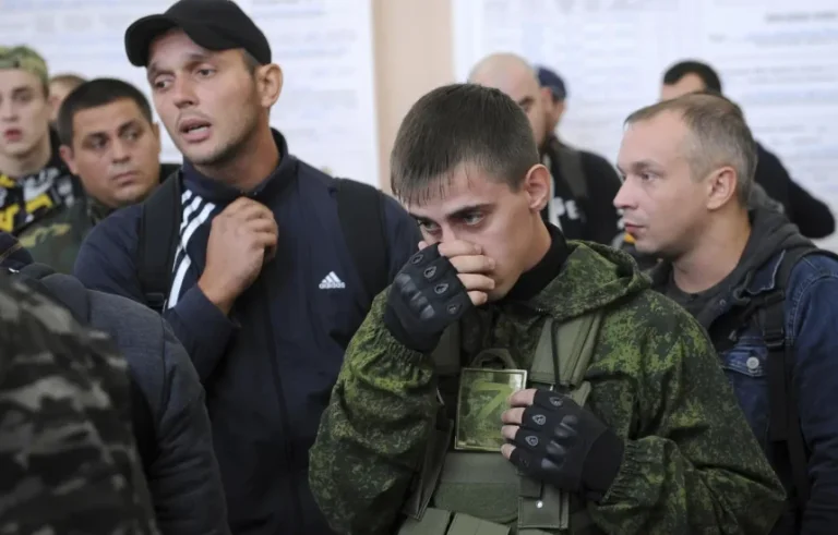 La Russie exhorte les jeunes Ukrainiens à signer des contrats de lutte contre l'Ukraine