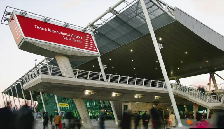 Von Tirana zur Welt Warum wählen die Bürger von Montenegro einen Flughafen, Mutter Teresa?