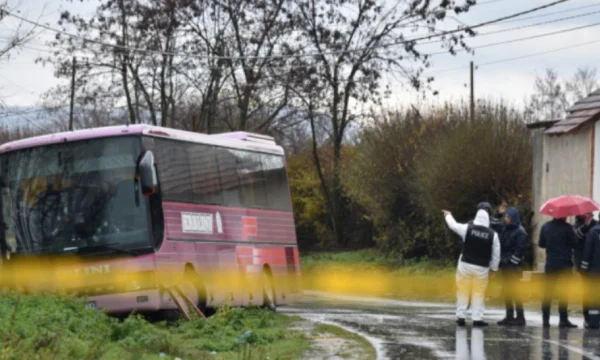 Il testimone dice che nella notte critica, ha visto uno degli accusati in una caffetteria nel triplo omicidio di Glodjan.