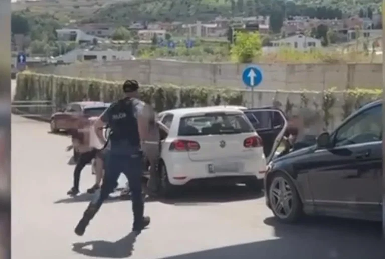 Il gruppo del crimine ha colpito, quando la polizia civile afferra i quattro kosovari