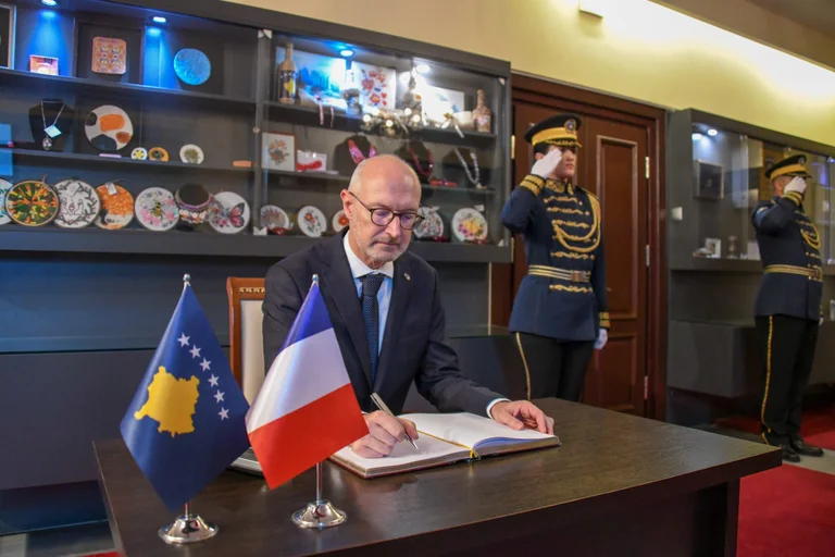 Ambasadori francez: Mos pini duhan në prani të fëmijëve