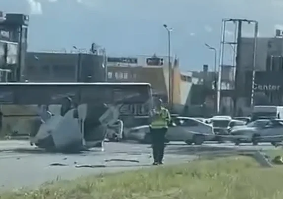 Gran accidente en la calle Kosovo-Pristina, dos heridos